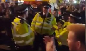 Poliţiştii londonezi, dans la protestul ecologiştilor
