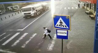 Imagini cumplite în Bistriţa-Năsăud, o fată este spulberată de microbuz pe trecerea de pietoni (Video)
