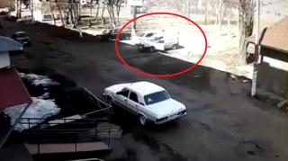 Video: un șofer a sărit în aer cu mașina, într-o parcare din Rusia