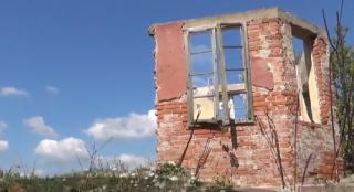 O familie din Reşiţa plăteşte de 6 ani rate pentru o casă mistuită de flăcări