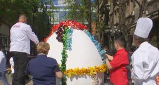 Ou de Paște gigantic împodobit cu flori din legume, la Timișoara