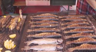 Preparate delicioase din pește la Festivalul Scrumbiei din București