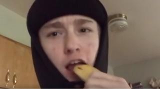 Un nou joc periculos. Copii provocaţi să mănânce alimente cu tot cu ambalaj