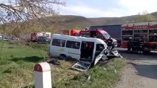 Un microbuz plin cu pasageri s-a răsturnat în Cluj. Sunt 11 victime după ce şoferul a adormit la volan (Video)