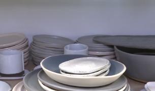 Un cuplu din Bucureşti şi-a creat propriul atelier de ceramică la Sibiu (Video)