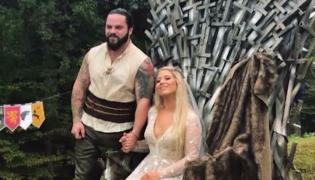 Cerere în căsătorie în fața Tronului Săbiilor, din "Game of Thrones"