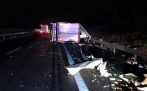 Șofer de TIR mort pe Autostrada A1, în județul Sibiu, după ce s-a răsturnat pe banda de urgență