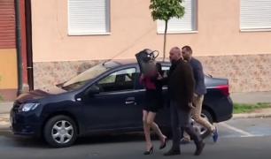 Hoţii deghizaţi în femei din Arad au ajuns în arest purtând fuste și pantofi cu toc înalt