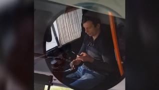 Şoferul unui troleibuz din Bucureşti, filmat în timp ce butona telefonul, la volan (Video)
