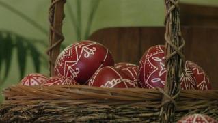 Arta încondeierii ouălor, un obicei străvechi, bine păstrat în Ţara Bârsei (Video)
