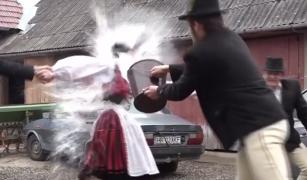 Fetele nemăritate din comunitățile săsești, stropite cu apă și parfum în a doua zi de Paște