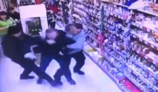 Tânăr agresiv făcut KO de doi poliţişti într-un magazin din Suceava