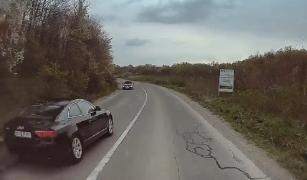 Şoferul unui bolid Audi riscă totul pentru o depăşire halucinantă, pe o şosea din Iaşi (Video)