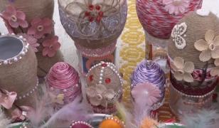 Ouă lucrate manual, cadouri pentru cei dragi, la Târgul de Paşte din Bistriţa (Video)