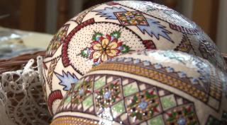 Încondeierea ouălor de Paşte, o artă transmisă din generaţie în generaţie la Suceava