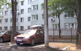 Parcare cu obstacole în Bucureşti, între un stâlp şi un copac (Video)