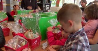 Iepuraşul încărcat cu daruri le-a făcut o vizită copiilor de la Fundaţia Metropolis (Video)