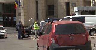 O procuroare s-a aruncat în gol de la un etajul al cincilea al instituţiei