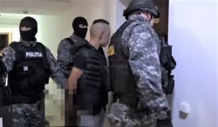 Un tânăr din Braşov a încercat să jefuiască CEC Bank cu un pistol de jucărie (Video)