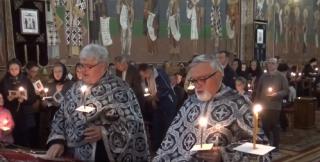 Zi de doliu pentru ortodocşi. Oamenii s-au aduant în jurul bisericilor şi au cântat Prohodul Domnului