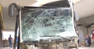 Panică în trafic, după ce şoferul unui autobuz a lovit 4 maşini şi s-a oprit într-un bloc de locuinţe (Video)