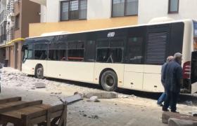 Un autobuz a intrat într-un bloc pe Şoseaua Orhideelor, în Capitală (Video)