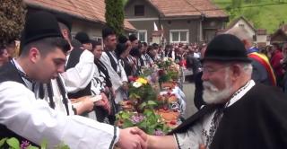 În Alba, tinerii căsătoriţi şi naşii se întâlnesc de Paşte pe uliţa satului