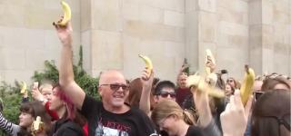 Protest cu banane la Muzeul Naţional de Artă din Varşovia