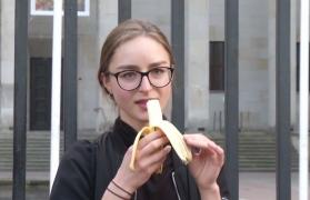Protest cu banane în faţa Muzeului Naţional de Artă din Varșovia