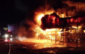 Incendiu devastator în Tulcea. Un depozit plin cu parfumuri şi lenjerii s-a făcut scrum