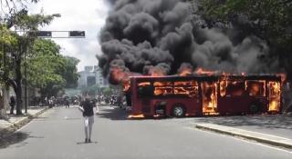 Scene de război civil în Venezuela. Zeci de răniți, o parte a armatei a trecut de partea opoziției