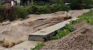 Zeci de familii, ameninţate de afluenţii râurilor Timiş şi Bistra