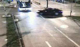 Un Passat intră cu viteză năucitoare într-un autobuz, la Timişoara. Şoferul a trecut pe roşu (video)