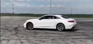 Copil de 5 ani, filmat în timp ce conduce un bolid într-o parcare