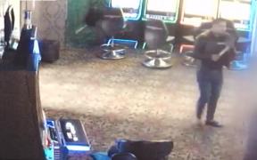 Bărbat din Cămpulung, atacat cu un cuțit într-o sală de jocuri de noroc