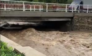 Cod roşu de inundaţii în Caraş-Severin. Mai multe gospodării, distruse de viituri