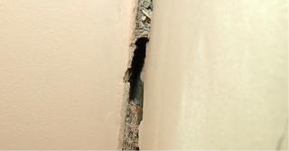 Case din Galaţi, în pericol de prăbuşire din cauza unei acumulări de ape