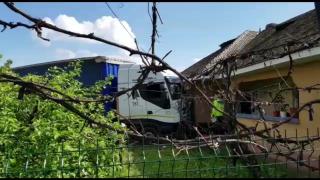 TIR scăpat de sub control la Iaşi, după ce şoferul a leşinat la volan (Video)