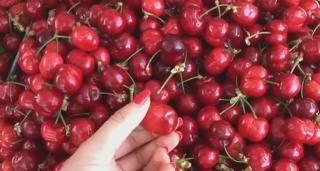 Un kilogram de cireşe costă și cât 4 kilograme de carne, în București