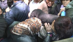 Mii de oameni s-au înjurat şi îmbulzit la Mănăstirea Nucet: 'A dracu' ai ajuns prima'