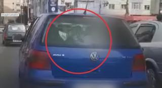 Copil transportat pe portbagajul mașinii, pe o stradă din București (Video)