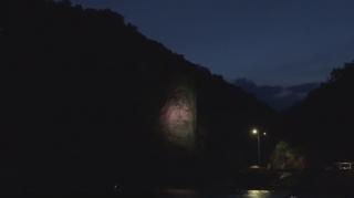 Statuia lui Decebal de la Clisura Dunării, luminată după lăsarea nopții