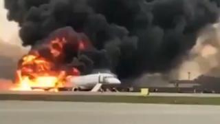 41 de morți în avionul care a luat foc în Rusia. Doar 37 de oameni au supraviețuit (Video)