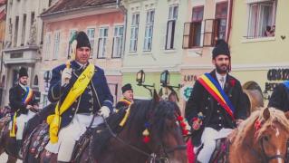 Parada un vechi obicei al Junilor din oraşul de sub Tâmpa a strâns zeci de mii de oameni la Braşov (Video)