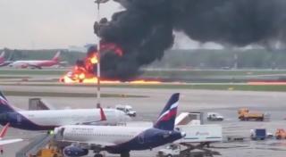 Un avion aterizat de urgenţă pe un aeroport din Moscova a izbucnit în flăcări. 45 de oameni au murit (Video)