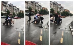 Poliţiştii din Vâlcea s-au luptat pe stradă cu un bărbat dezbrăcat complet (Video)