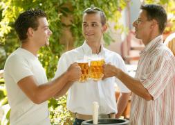 Persoanele care consumă alcool devin mai sincere, arată un studiu ştiinţific (Video)