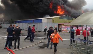 Imagini cumplite de la incendiul din Afumaţi. Centrul comercial Doraly arde ca o torţă