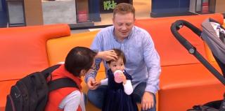 Tot mai mulţi bărbaţi stau acasă cu copiii, iar mamele merg la muncă