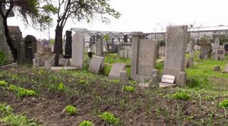 În Buzău, legumele se cultivă şi în cimitir. Trecătorii şi-au făcut cruce, la propriu (Video)